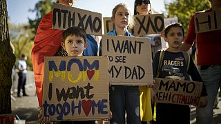 "Mama, ich will nach Hause" - ukrainische Kinder bei einem Protest gegen den Krieg in der Ukraine.