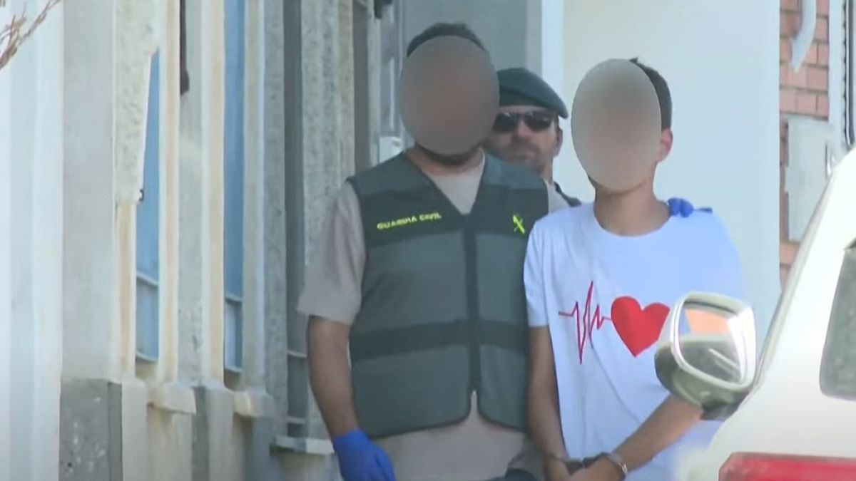 Agentes de la Guardia Civil con el único sospechoso. 