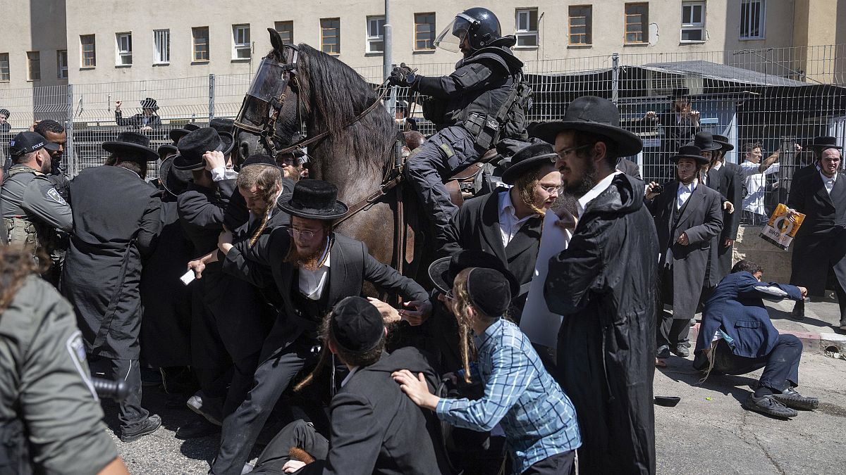 Police israélienne dispersant les manifestants ultra-orthodoxes