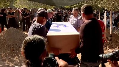 Il funerale dell'ostaggio di Hamas nel kibbutz