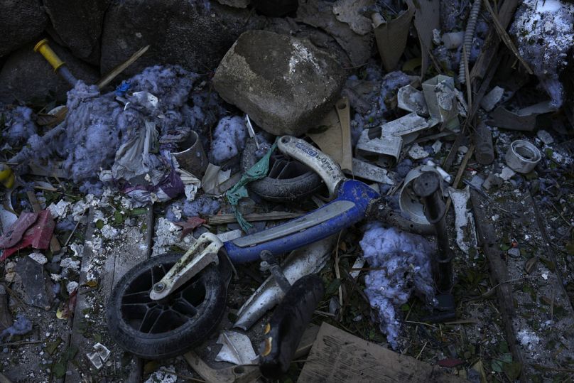 La bicicletta di un bambino distrutta in una casa dopo il lancio di razzi a Katzrin, nelle Alture del Golan annesse a Israele, 21 agosto 2024