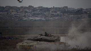 Soldados israelitas movem-se no topo de um tanque perto da fronteira israelo-gaza, visto do sul de Israel, quarta-feira, 21 de agosto de 2024. 