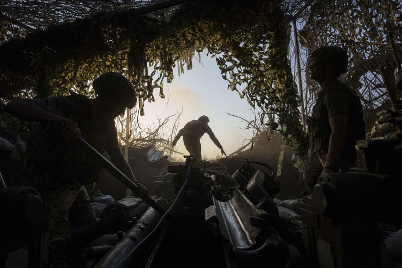 Militari ucraini della 148a brigata preparano un obice M777 per sparare contro le posizioni russe nel Donetsk