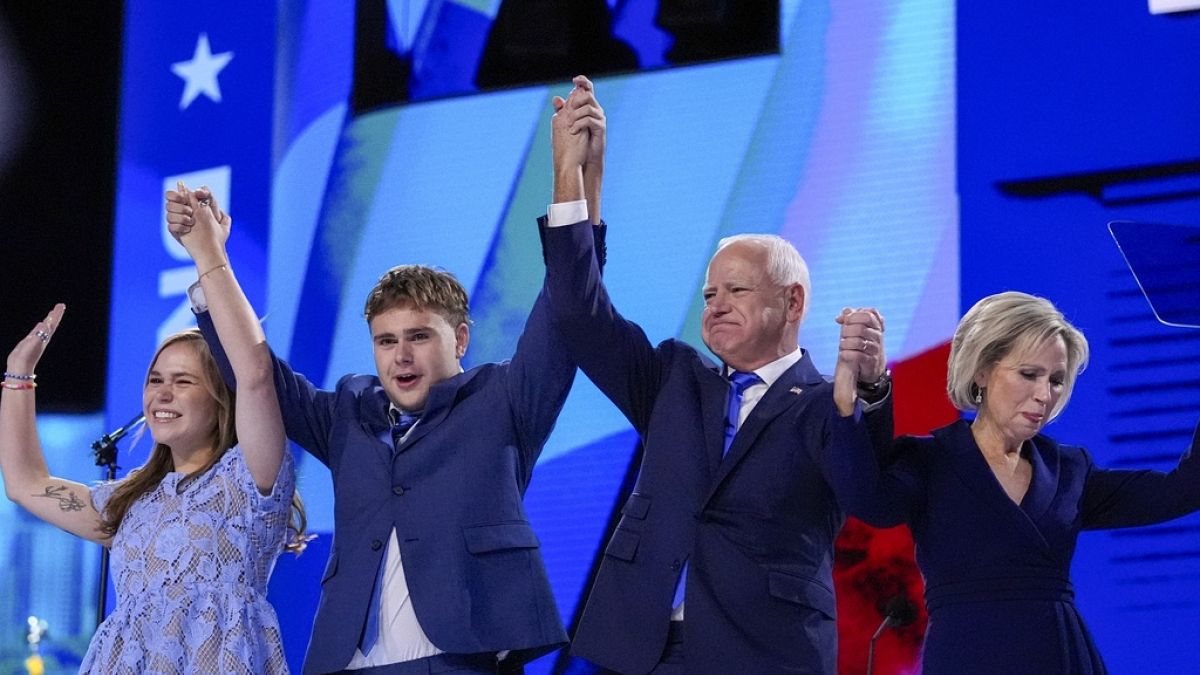 Il candidato alla vicepresidenza degli Stati Uniti Tim Walz sul palco della Convention nazionale democratica con i figli e la moglie, Chicago, 21 agosto 2024 