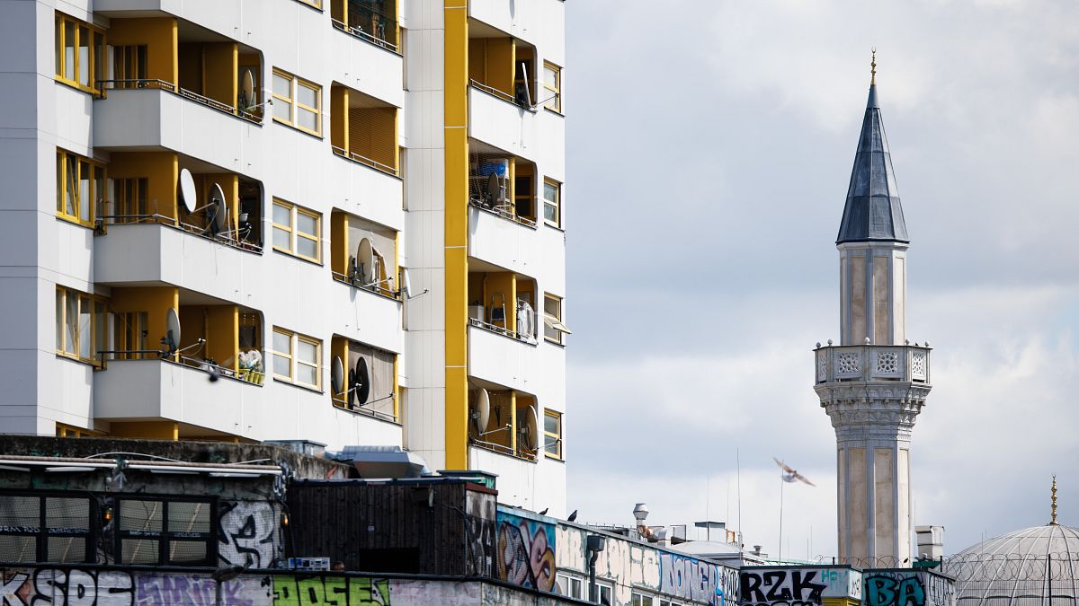 Lakóház és a Mevlana-mecset minaretje a berlini Kottbussi kapu környékén