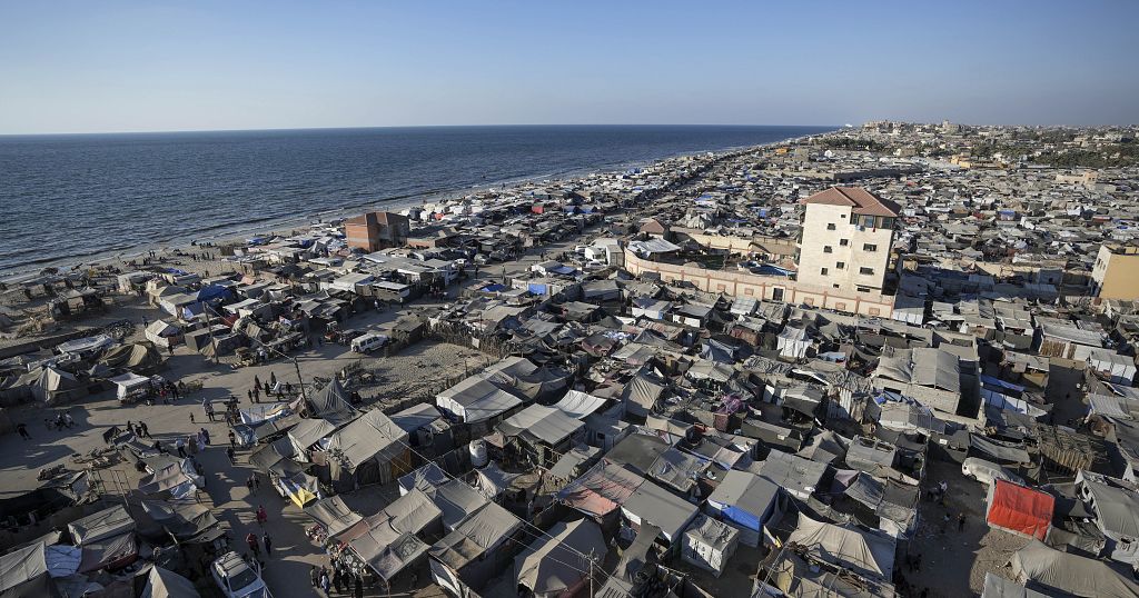 Gaza faces cash crisis as main banks halt operations