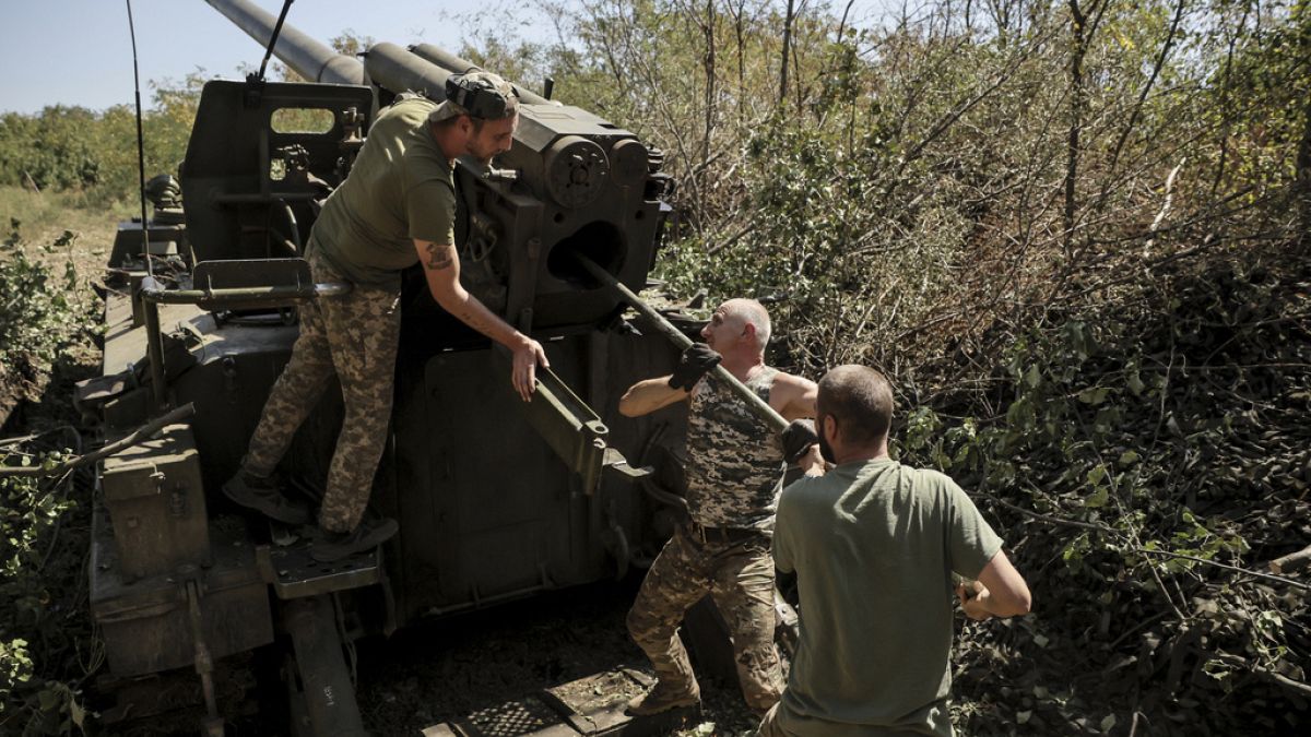 Foto: Militares de la 24ª Brigada Mecanizada disparan un obús autopropulsado Giatsint-S de 152 mm contra posiciones rusas. 