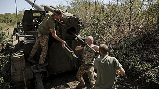 Foto: Militares de la 24ª Brigada Mecanizada disparan un obús autopropulsado Giatsint-S de 152 mm contra posiciones rusas. 