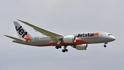 Australie : un homme ouvre la porte d'un avion et marche sur l'aile