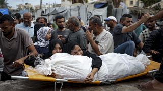 سيدة فلسطينية تبكي قريبا لها في دير البلح قتل جراء القصف الإسرائيلي العشوائي 