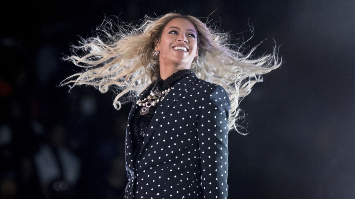 Beyoncé apresenta-se no Wolstein Center, em 4 de novembro de 2016, em Cleveland, Ohio.