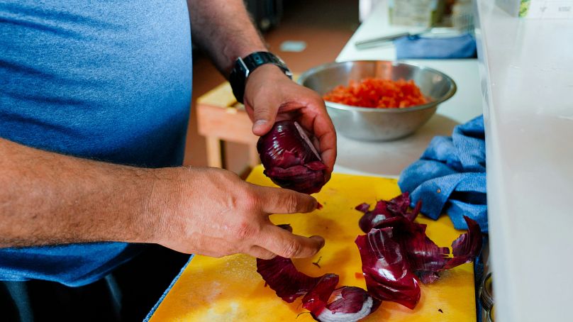 En mi cocina, los excedentes y restos de comida son una oportunidad para que nuestros chefs utilicen su creatividad y muestren lo que es posible cuando reimaginamos"