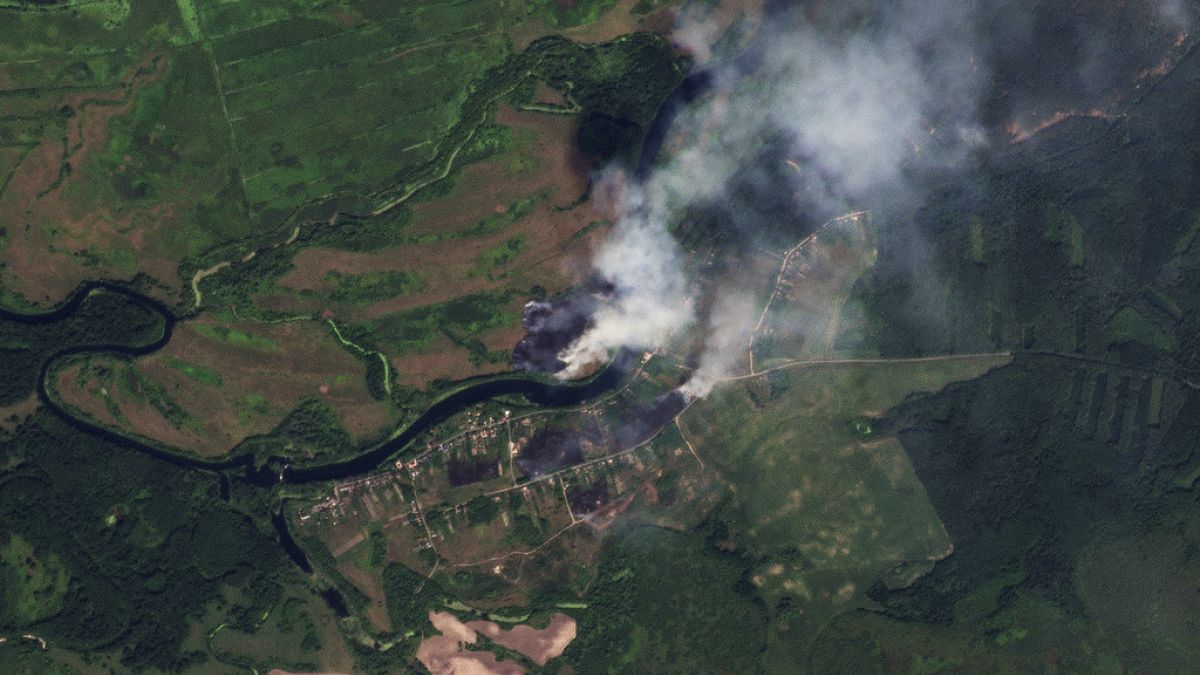 Esta imagem de satélite divulgada pela Planet Labs PBC mostra incêndios perto da aldeia de Krasnooktyabrskoe, na região russa de Kursk, na terça-feira, 20 de agosto de 2024.