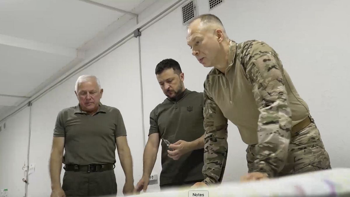 Il presidente ucraino Volodymyr Zelenskyy e il comandante in capo Oleksandr Syrski, a destra, guardano una mappa durante la loro visita a Sumy, 22 agosto 2024