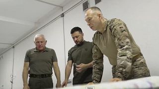 Il presidente ucraino Volodymyr Zelenskyy e il comandante in capo Oleksandr Syrski, a destra, guardano una mappa durante la loro visita a Sumy, 22 agosto 2024