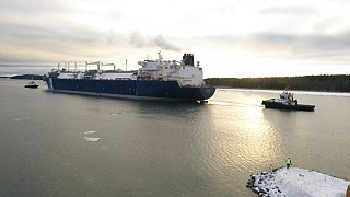 Finlandiya tarafından kiralanan yüzer sıvılaştırılmış doğal gaz (LNG) terminali olan FSRU Exemplar gemisi Inkoo limanına yanaşıyor, Helsinki, 28 Aralık 2022.