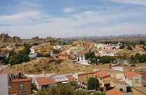 El precioso pueblo de Guadix atrae a turistas desde la abarrotada costa española hasta su rocoso interior.