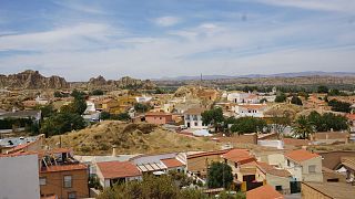 El precioso pueblo de Guadix atrae a turistas desde la abarrotada costa española hasta su rocoso interior.