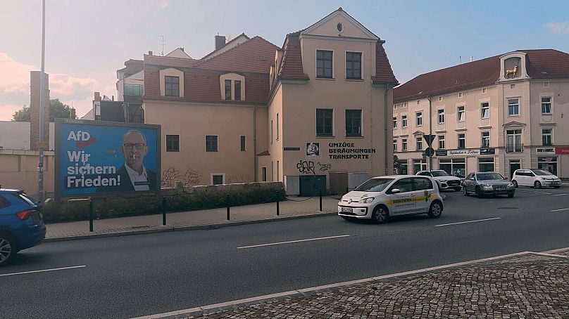 "Barışı koruyoruz" yazılı AfD posteri, Zittau.