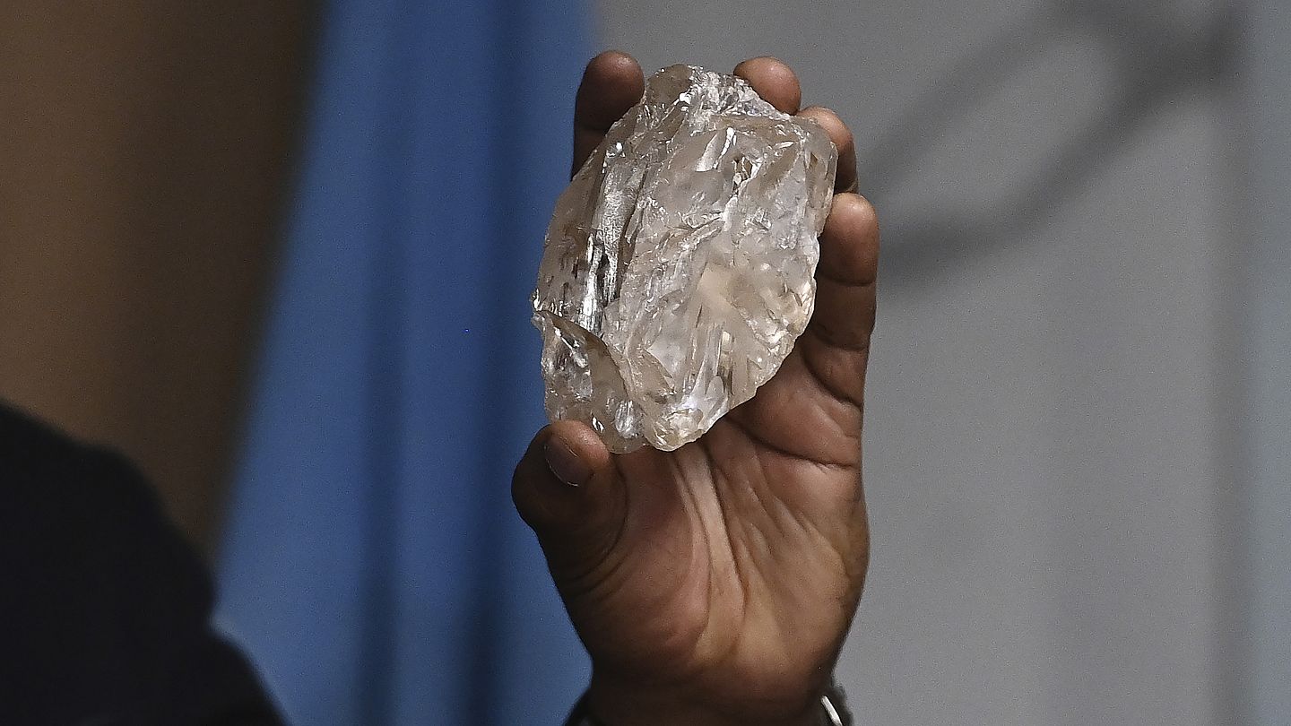 بعد كولينان الشهيرة.. بوتسوانا تعثر على الماسة الثانية الأكبر بوزن 2,492 قيراطًا | يورونيوز