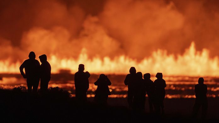 Islanda, sesta eruzione da dicembre sulla penisola di Reykjanes: lava da una fessura di 4 chilometri