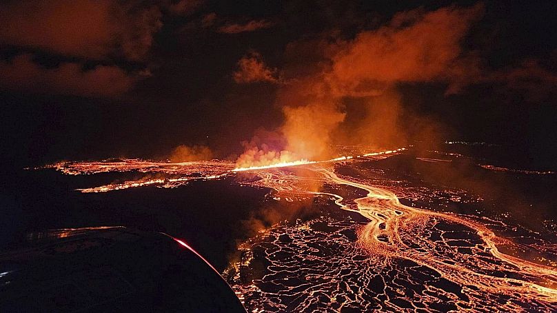 O vulcão Grindavik entra em erupção na noite de 22 de agosto de 2024