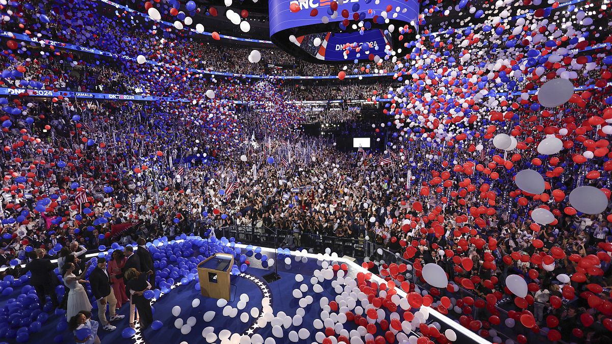 I palloncini invadono lo United center di Chicago dopo l'intervento della candidata democratica alle presidenziali Kamala Harris nell'ultimo giorno della Dnc, 22 agosto 2024