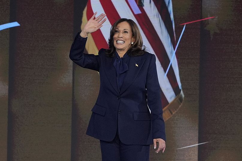 La candidata presidenziale del Partito democratico Kamala Harris sul palco nell'ultimo giorno della Convention nazionale democratica a Chicago, 22 agosto 2024