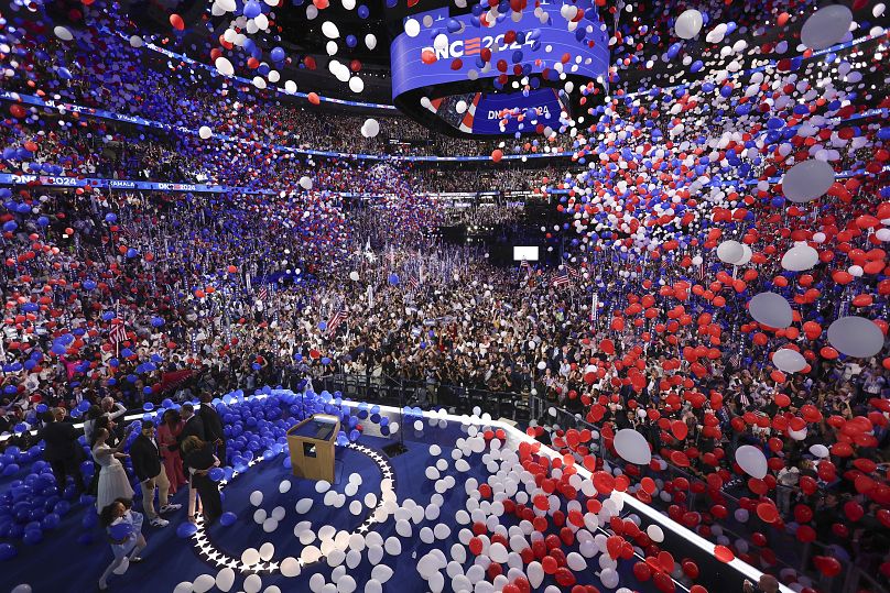 Balões são lançados após o discurso da candidata presidencial democrata Kamala Harris no último dia do DNC, 22 de agosto de 2024