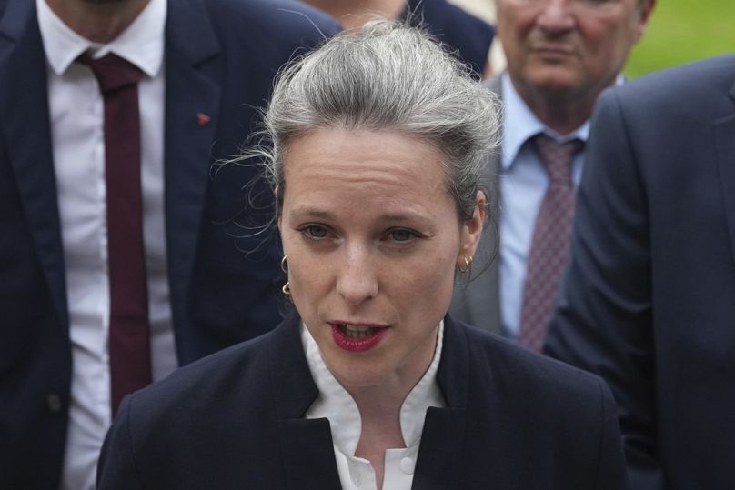 Lucie Castets trifft am Freitagmorgen zu Gesprächen mit der linken Koalition und Präsident Macron im Elysée ein.