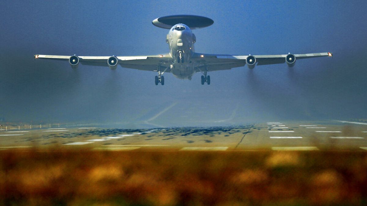 Ein AWACS-Flugzeug der NATO hebt vom NATO-Luftwaffenstützpunkt in Geilenkirchen ab, 12. März 2024.