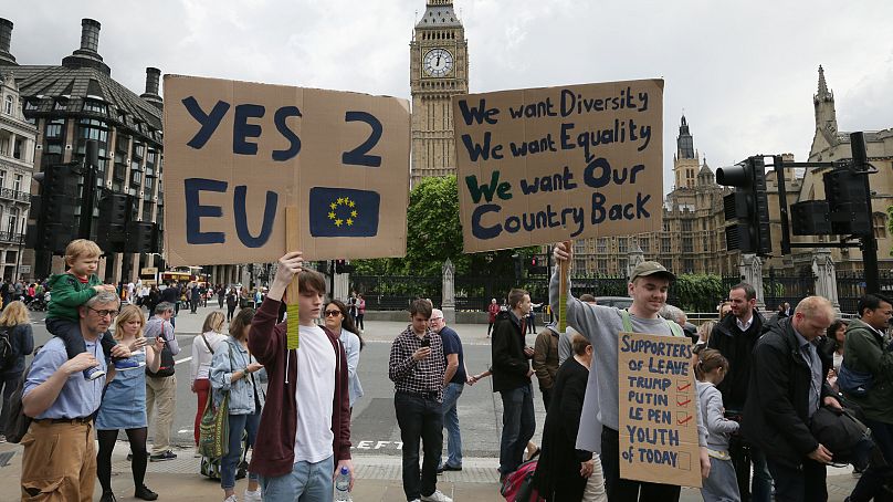 Jóvenes manifestantes se oponen a la salida británica de la Unión Europea, Londres, sábado 25 de junio de 2016. 