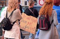 Un manifestant porte une pancarte lors de la manifestation de Goerlitz, sur laquelle on peut lire : "Vous voulez la guerre ? Alors allez-y".