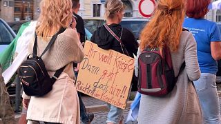 Un manifestant porte une pancarte lors de la manifestation de Goerlitz, sur laquelle on peut lire : "Vous voulez la guerre ? Alors allez-y".