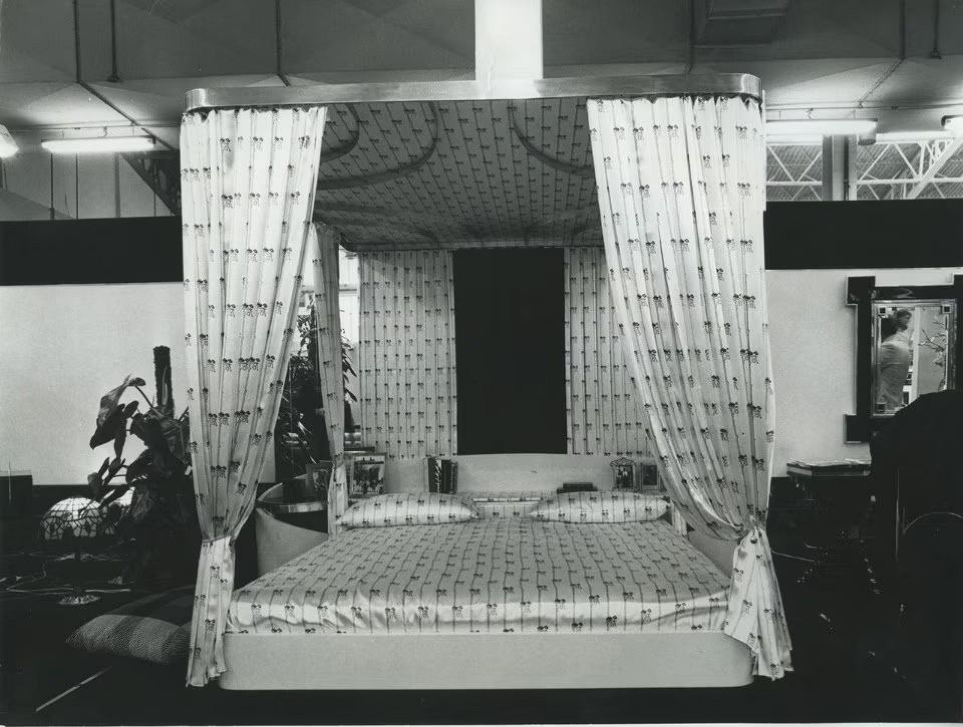 Backgammon tables and luxury armchairs: A look back at Alain Delon's ...