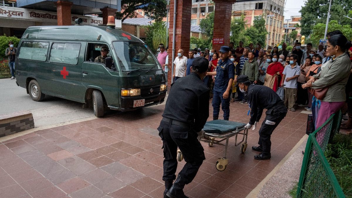 صورة لفرق الاسعاف أثناء تدخلها لانقاذ ضحايا حادث انحراف حافلة في نيبال 