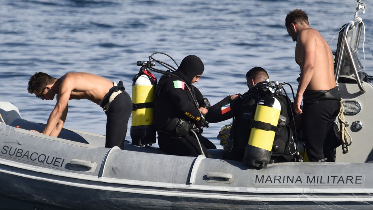 I palombari della Marina militare impiegati nelle operazione di recupero dei corpi 