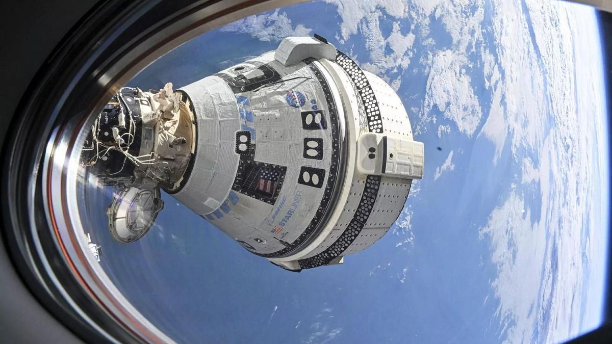 Boeing'in Starliner uzay aracı, bitişiğinde kenetlenen SpaceX Dragon Endeavor uzay aracının penceresinden görülüyor.