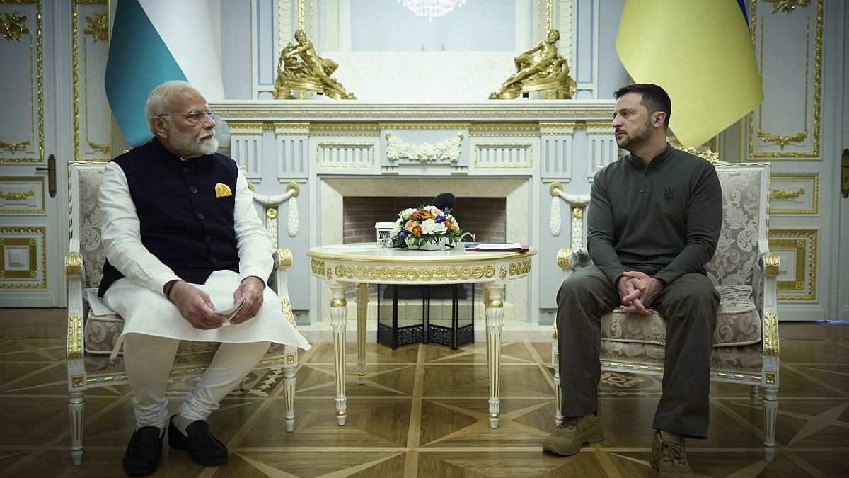 Primeiro-ministro indiano Narendra Modi, à esquerda, encontra-se com Volodymyr Zelenskyy em Kiev, Ucrânia, sexta-feira, 23 de agosto de 2024. 