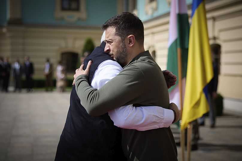 Primeiro-ministro Narendra Modi abraça presidente ucraniano Volodymyr Zelenskyy em Kiev, Ucrânia, sexta-feira, 23 de agosto de 2024. 