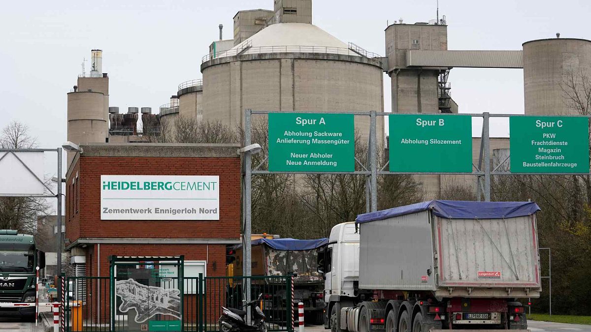 Una fábrica de cemento, una de las mayores productoras de dióxido de carbono