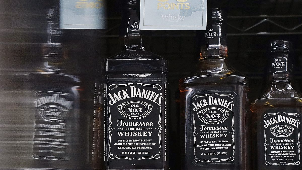 Φωτογραφία αρχείου. Μπουκάλια ουίσκι Jack Daniel's εκτίθενται στο Rossi's Deli στο Σαν Φρανσίσκο, ΗΠΑ. 9 Ιουλίου 2018.