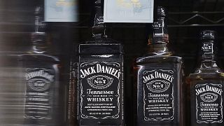 Φωτογραφία αρχείου. Μπουκάλια ουίσκι Jack Daniel's εκτίθενται στο Rossi's Deli στο Σαν Φρανσίσκο, ΗΠΑ. 9 Ιουλίου 2018.