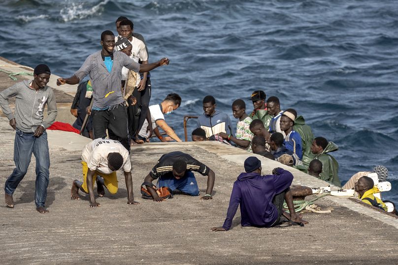 I migranti nel porto di La Restinga, sull'isola canaria di El Hierro, Spagna, 19 agosto 2024