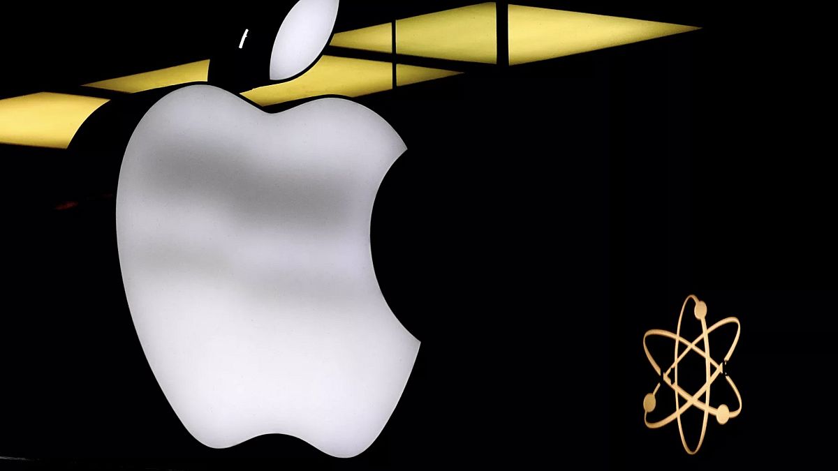 Aydınlatılmış Apple logosu, Almanya'nın Münih kentindeki bir mağazada görülüyor, 13 Kasım 2023.