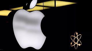 Aydınlatılmış Apple logosu, Almanya'nın Münih kentindeki bir mağazada görülüyor, 13 Kasım 2023.