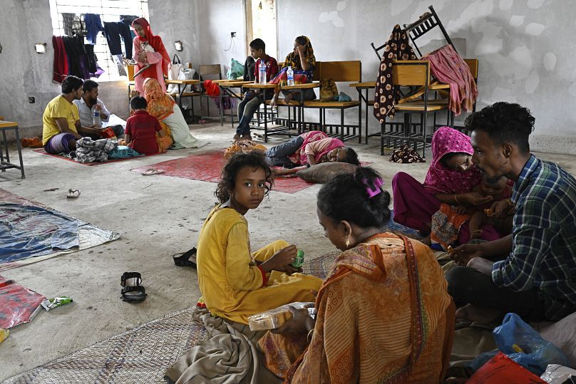 Sel nedeniyle yerinden olan bazı insanlar, Bangladeş'in güneydoğusundaki bir sahil bölgesi olan Feni'nin Mohipal kentindeki bir yardım barınağında kalıyor.