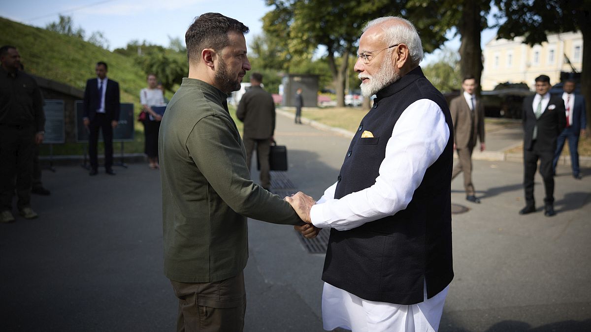 Hindistan Başbakanı Narendra Modi (sağda) Ukrayna'nın başkenti Kiev'deki Şehitlik Sergisi'ni Ukrayna lideri Volodimir Zelenskiy (solda) ile birlikte gezdi.