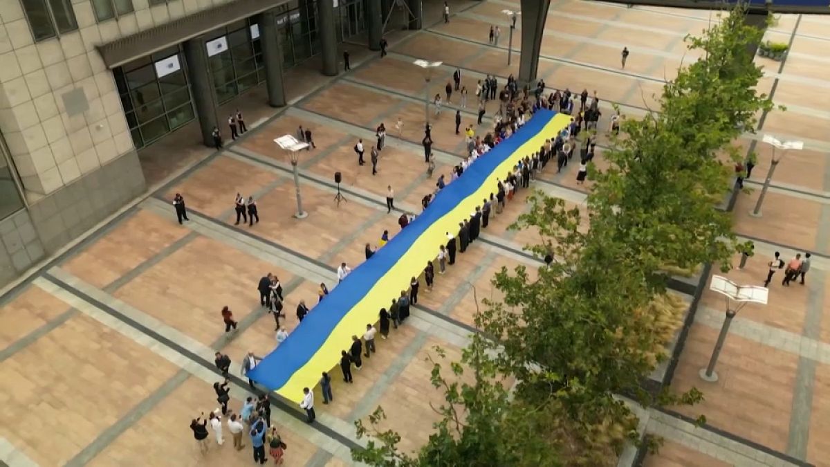 Una bandera ucraniana de 30 metros se despliega frente a la Comisión de la UE en Bruselas con motivo del Día de la Bandera Estatal, 23 de agosto de 2024.