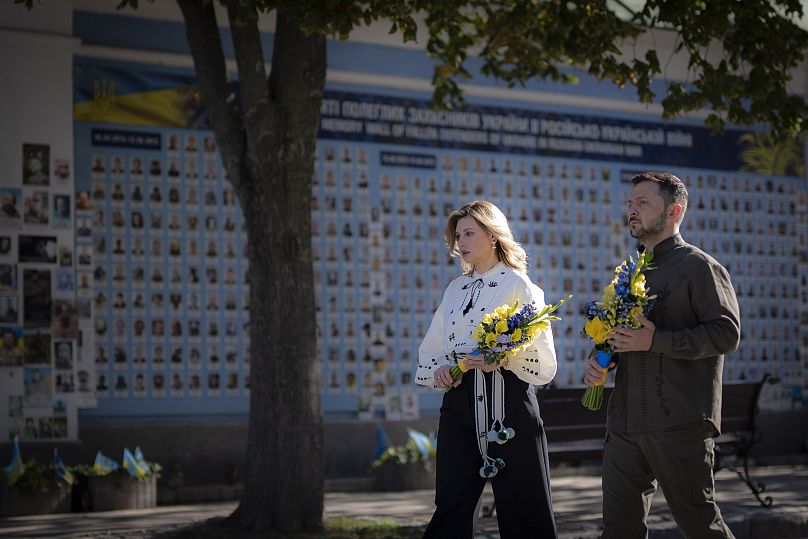 O Presidente ucraniano Zelenskyy e a sua esposa Olena depositam flores no Muro Memorial dos Defensores Caídos da Ucrânia, no sábado, 24 de agosto de 2024.